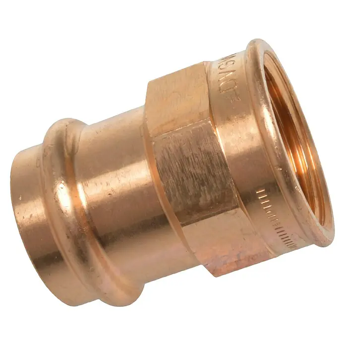 Press-Übergangsmuffe - Durchmesser: 12 mm, Innengewinde: ⅜″, Presskontur: V - Nahaufnahme eines Kupfer-Pressfittings mit Innengewinde. Das robuste Metallstück ist für Sanitär- und Heizungsinstallationen ideal.