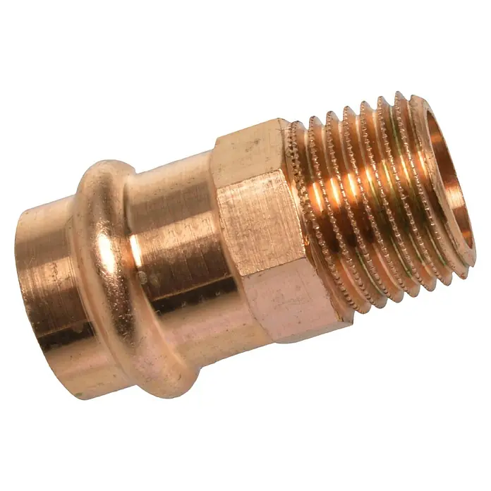 Press-Übergangsnippel - Durchmesser: 12 mm, Außengewinde: ½″ - Nahaufnahme einer Kupferrohrverschraubung mit Gewinde, ein essentielles Element für Sanitärinstallationen und Heizungssysteme.