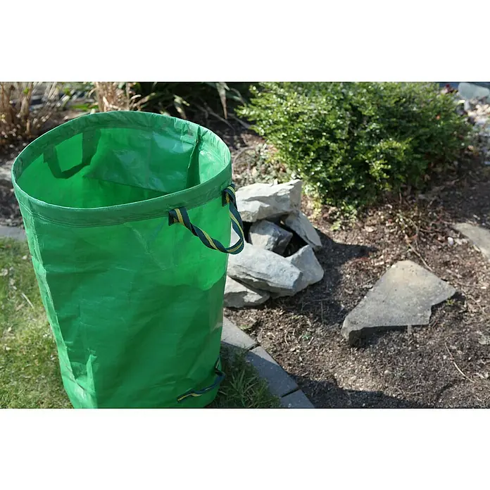 Gartenabfallsack GreenX - 270 l - Ein grüner Gartensack mit Tragegriffen steht auf dem Rasen, bereit für Gartenabfälle. Praktisch und robust für jeden Gärtner!