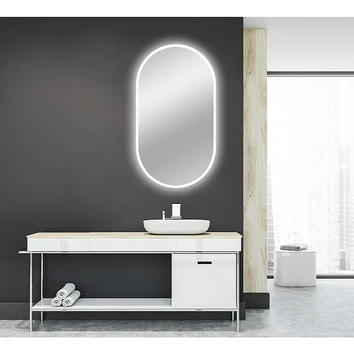 Camargue Lichtspiegel Silver Supreme - B x H: 50 x 90 cm, Silber, Leuchtmittel - Das Bild zeigt einen stilvollen Waschtisch mit einem modernen, ovalen Spiegel mit Hintergrundbeleuchtung in einem eleganten Badezimmer.