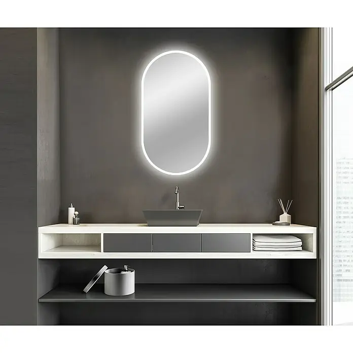 Camargue Lichtspiegel Silver Supreme - B x H: 50 x 90 cm, Silber, Leuchtmittel - Elegantes Badezimmer-Interieur mit einem ovalen LED-beleuchteten Spiegel über einem modernen Waschtisch in Grau- und Weißtönen.