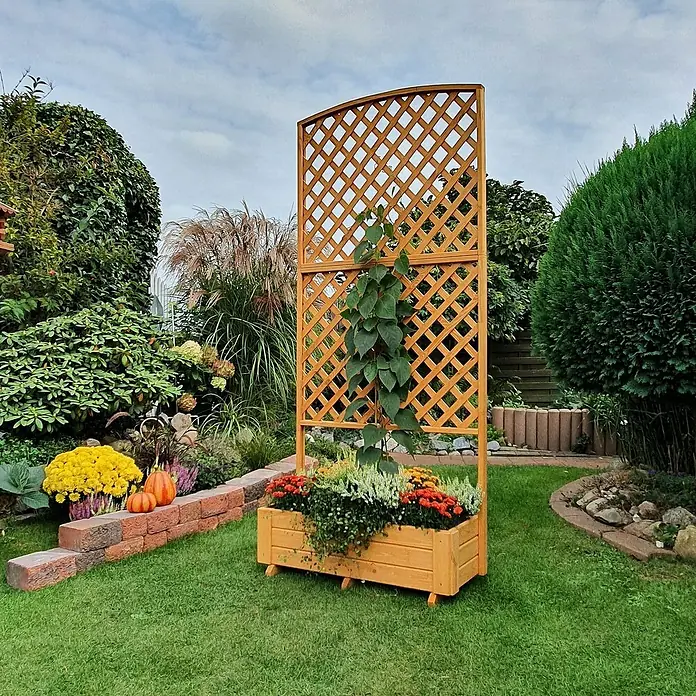 Promadino Pflanzkasten - Außenmaß (L x B x H): 91 x 41 x 205 cm, Holz, Honigbraun - Nahaufnahme eines Holzpflanzkastens mit Rankgitter, bepflanzt mit bunten Blumen und üppigem Grün, der einen Garten verschönert.