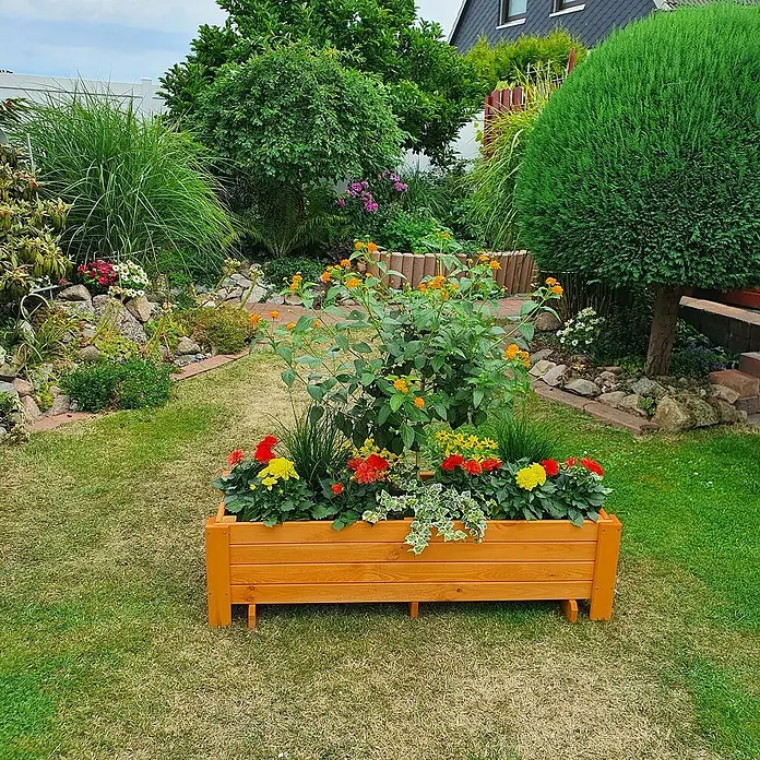 Promadino Pflanzkasten Romantica - Außenmaß (L x B x H): 118 x 38 x 34 cm, Holz, Honigbraun - Blumenkasten aus Holz mit farbenfrohen Blumen. Der Holzkasten ist aus hellem Holz gefertigt und steht im Garten auf dem Rasen.