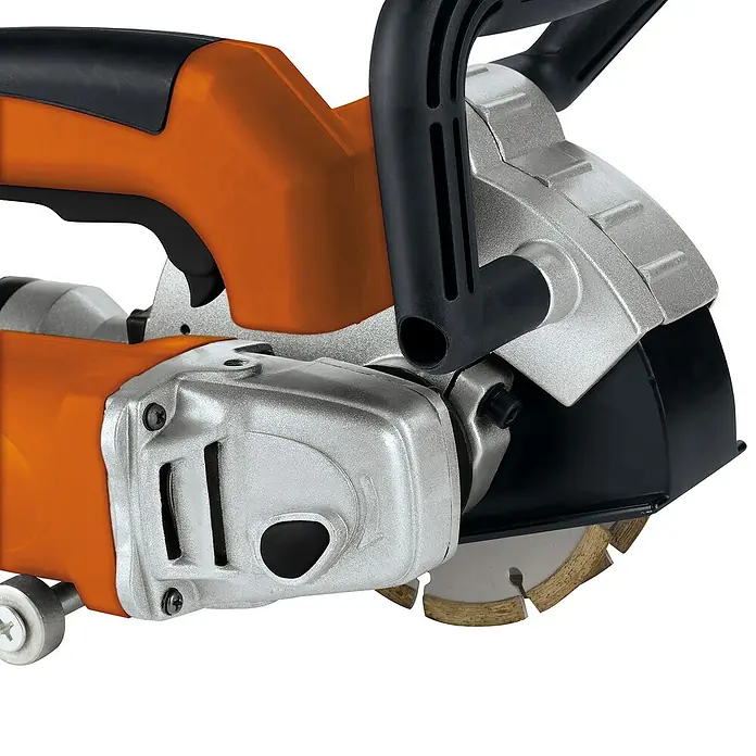 Toolson Mauernutfräse Pro-MF 1320 - 1.320 W, Durchmesser Scheibe: 125 mm - Nahaufnahme einer orangefarbenen STIHL GS 461 Gesteinsfräse mit Diamanttrennscheibe.