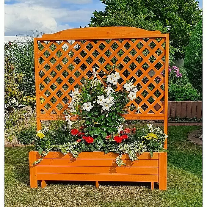 Promadino Pflanzkasten Romantica - Außenmaß (L x B x H): 120 x 38 x 140 cm, Holz, Honigbraun - Orangefarbener Holz-Pflanzkasten mit integriertem Rankgitter, gefüllt mit weißen und roten Blumen und Grünpflanzen.