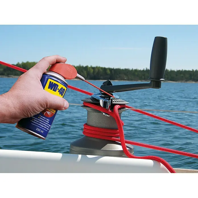 WD-40 Lubricante Doble Acción - 250 ml - Se está rociando WD-40 en un cabrestante de barco para mantenerlo. Protege contra el óxido y garantiza un funcionamiento suave del cabrestante.