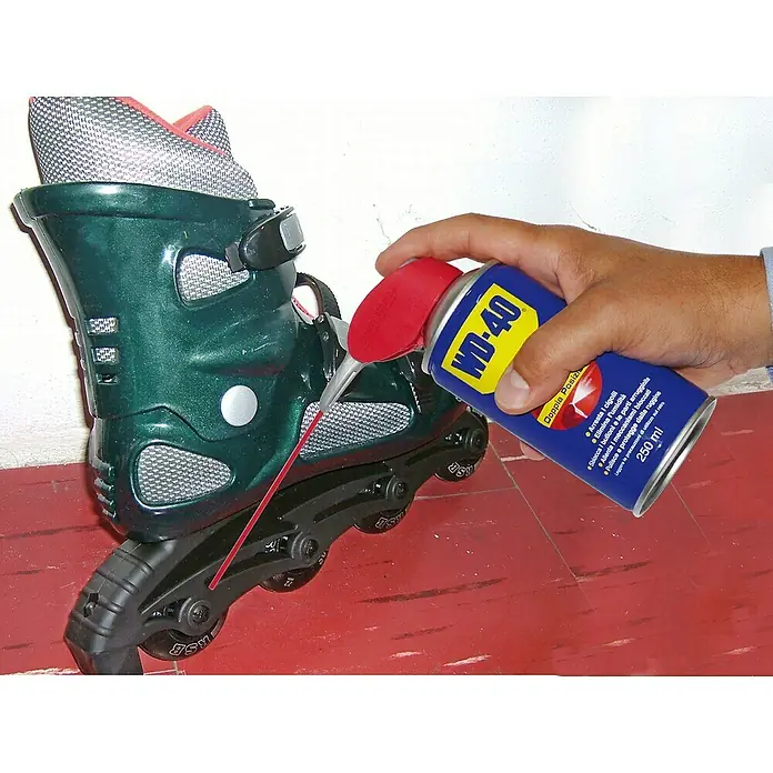 WD-40 Lubricante Doble Acción - 250 ml - Patines en línea mantenidos con WD-40 Multi-Spray para proteger contra la corrosión y asegurar un rodamiento suave de las ruedas.