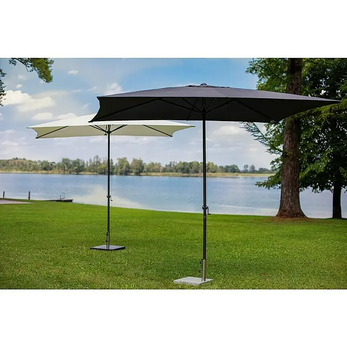 Sunfun Parasol Venecia II - Crudo, 300 x 200 cm, Aluminio - Dos sombrillas rectangulares están en un césped verde junto al lago, proporcionando una protección solar elegante.