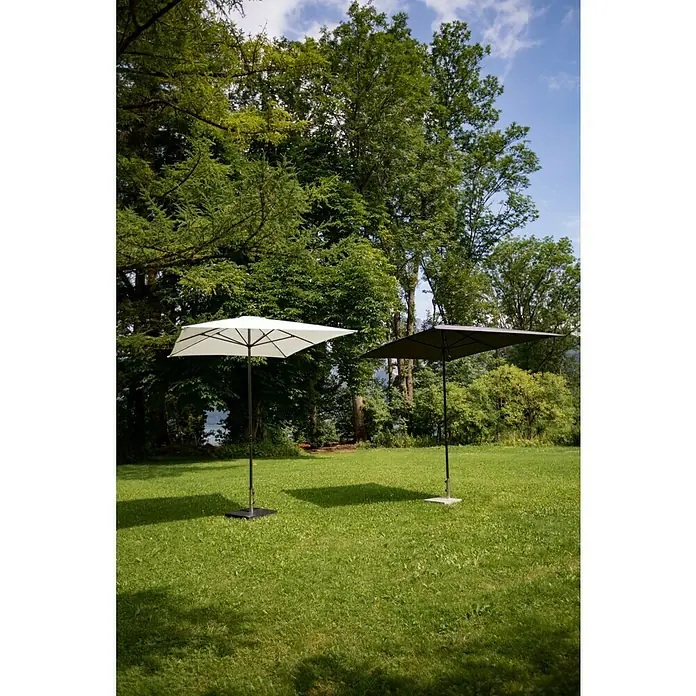 Sunfun Marktschirm Venetien II - Anthrazit, Bespannungsmaß (L x B): 300 x 200 cm - Zwei quadratische Sonnenschirme, einer weiß und einer schwarz, stehen auf einer grünen Wiese. Die Schirme spenden Schatten an einem sonnigen Tag.