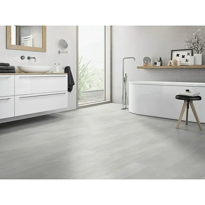 Classen Vinylbodenmuster GreenVinyl Pinie Weiß - 300 x 173 x 4 mm, Landhausdiele - Helles Badezimmer mit weißen Möbeln und Badewanne, die ein modernes und sauberes Ambiente schaffen, ideal für Entspannung.
