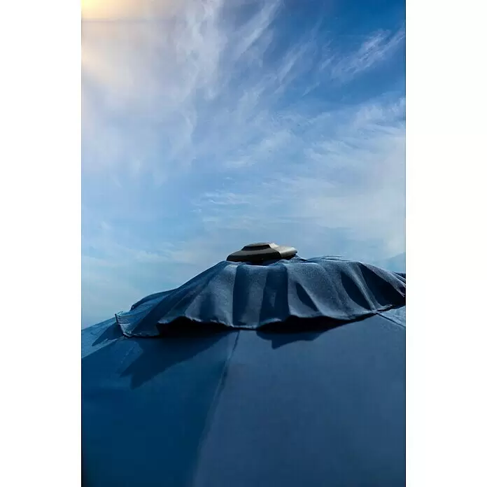 Sunfun Ampelschirm rund Florenz - Blau, Durchmesser Bespannung: 300 cm - Blaues Outdoor-Sonnenschirmdach mit dunklem Abschluss vor hellem Himmel.