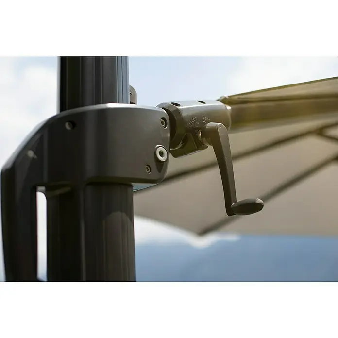 Sunfun Ersatz-Bezug Monaco - Hellgrau, Passend für: Sunfun Ampelschirmgestell Monaco Ø 300 cm - Detailaufnahme eines Sonnenschirms mit Kurbelmechanismus zum einfachen Öffnen und Schließen des Schirms. Das robuste Design verspricht Langlebigkeit.