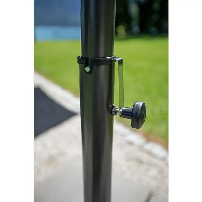 Sunfun Ampelschirm Toscana - Anthrazit, Durchmesser Bespannung: 300 cm - Detailansicht eines schwarzen Metallpfostens mit Einstellknopf zur sicheren Fixierung, ideal für Sonnenschirme.