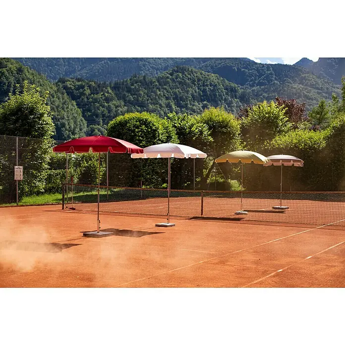 Sunfun Balkonschirm Messina II - Taupe, Bespannungsmaß (L x B): 180 x 120 cm - Sonnenschirme in verschiedenen Farben auf einem Tennisplatz. Ideal für den Sonnenschutz und zum Entspannen zwischen den Spielen.