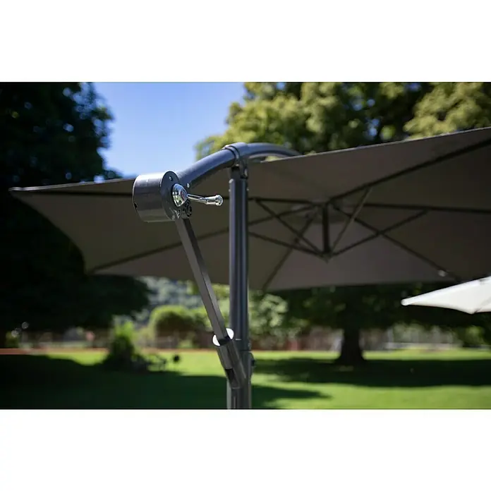 Sunfun Parasol de jardín Toscana II - Antracita, Diámetro de cobertura: 300 cm - Vista detallada de una sombrilla gris, destacando el mecanismo giratorio y el diseño elegante, ideal para jardín o patio.