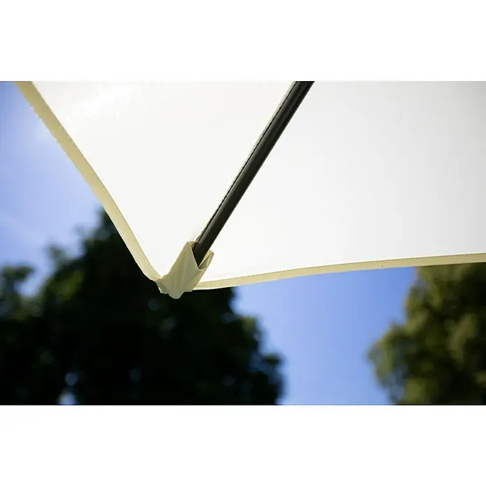 Sunfun Ampelschirm Toscana - Natur, Durchmesser Bespannung: 300 cm - Nahaufnahme eines Sonnenschirms, der Schatten spendet. Der Stoff ist weiß und das Gestell aus dunklem Metall.