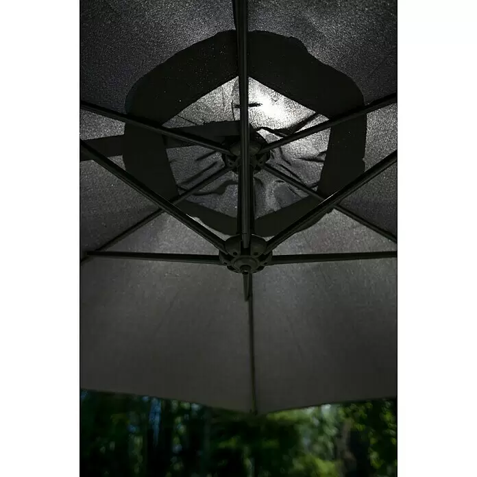Sunfun Ampelschirm Toscana - Anthrazit, Durchmesser Bespannung: 300 cm - Unterseite eines dunklen Sonnenschirms, der Gestell und strukturierten Stoff zeigt, mit hellem Sonnenlicht, das durchscheint.