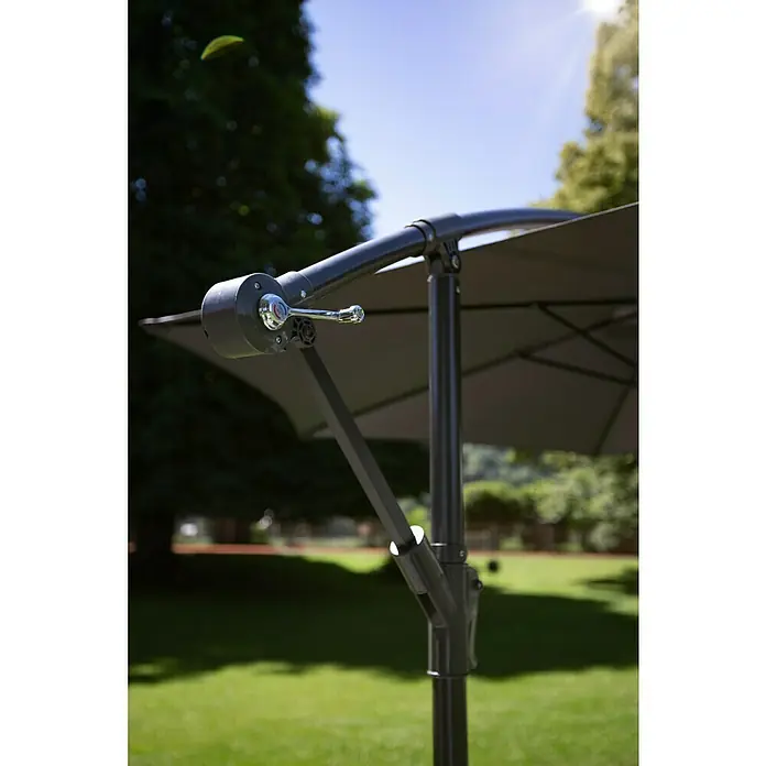 Sunfun Ampelschirm Toscana - Anthrazit, Durchmesser Bespannung: 300 cm - Nahaufnahme eines grauen Sonnenschirms mit Kurbelmechanismus zur einfachen Bedienung im Garten.