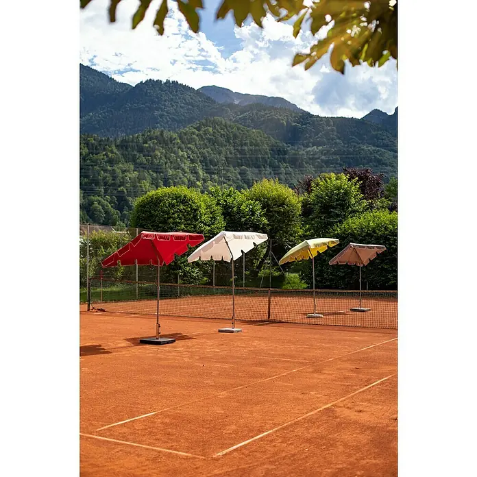 Sunfun Balkonschirm Messina II - Taupe, Bespannungsmaß (L x B): 180 x 120 cm - Tennisplatz mit vier farbigen Sonnenschirmen und malerischer Bergkulisse.