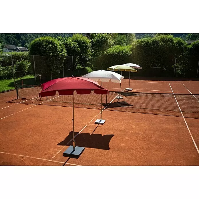 Sunfun Balkonschirm Messina II - Chili, Bespannungsmaß (L x B): 180 x 120 cm - Mehrere bunte Sonnenschirme, darunter bordeauxrot, weiß und hellgrün, stehen schattenspendend auf einem Sandplatz.