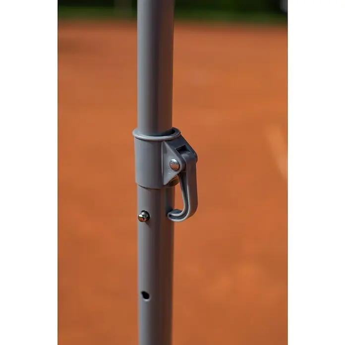 Sunfun Balkonschirm Messina II - Taupe, Bespannungsmaß (L x B): 180 x 120 cm - Nahaufnahme eines verstellbaren, grauen Sonnenschirmständers auf einem Tennisplatz, der Funktionalität und Design für den Außenbereich vereint.
