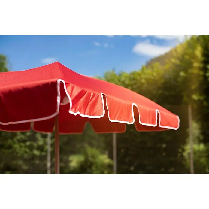 Sunfun Balkonschirm Messina II - Chili, Bespannungsmaß (L x B): 180 x 120 cm - Nahaufnahme eines roten Sonnenschirms mit weißer Bordüre, der an einem sonnigen Tag Schatten spendet und eine einladende Atmosphäre schafft.