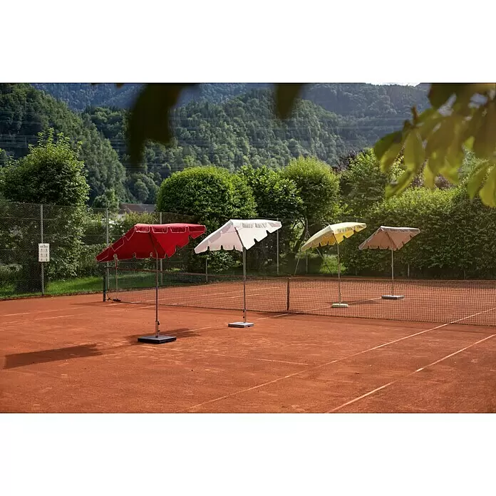 Sunfun Balkonschirm Messina II - Chili, Bespannungsmaß (L x B): 180 x 120 cm - Vier bunte Sonnenschirme, rot, weiß, gelb und beige, stehen auf einem Sandtennisplatz am Netz.