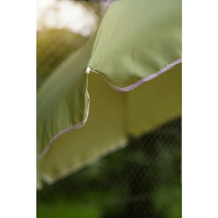 Sunfun Balkonschirm rund Provence II - Apfelgrün, Durchmesser Bespannung: 200 cm - Detailaufnahme eines grünen Sonnenschirms mit weißer Borte, der Schatten spendet und zum Verweilen einlädt.