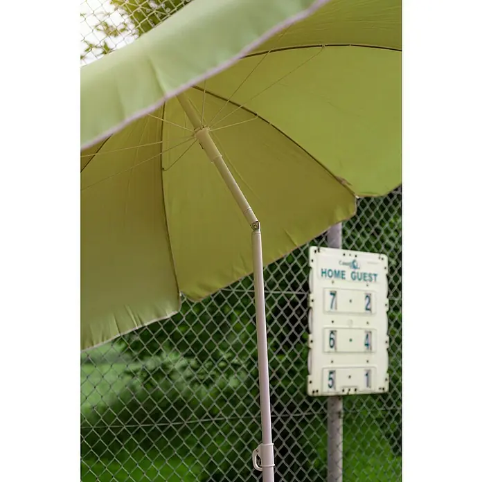 Sunfun Balkonschirm rund Provence II - Apfelgrün, Durchmesser Bespannung: 200 cm - Sonnenschirm auf einem Baseballplatz. Der Schirm ist grün und spendet Schatten über der Anzeigetafel.