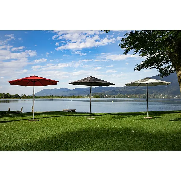 Sunfun Parasol Trentino II - Crudo, Diámetro de cobertura: 300 cm - Tres sombrillas en rojo, gris y blanco se alzan a la orilla del lago, proporcionando sombra.