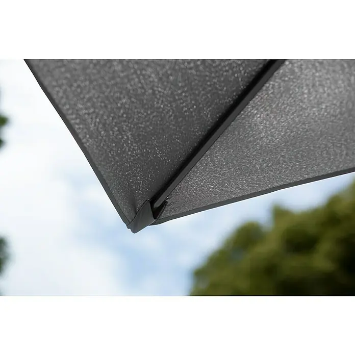 Sunfun Parasol Venecia II - Antracita, 300 x 200 cm, Aluminio - Primer plano de una sombrilla rectangular gris con cielo y árboles de fondo, que proporciona sombra y protección.