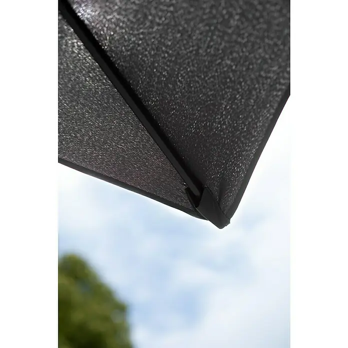 Sunfun Marktschirm Venetien II - Anthrazit, Bespannungsmaß (L x B): 300 x 200 cm - Detailaufnahme eines schwarzen Sonnenschirms, der einen Schutz vor der Sonne bietet, mit blauem Himmel und Baum im Hintergrund.