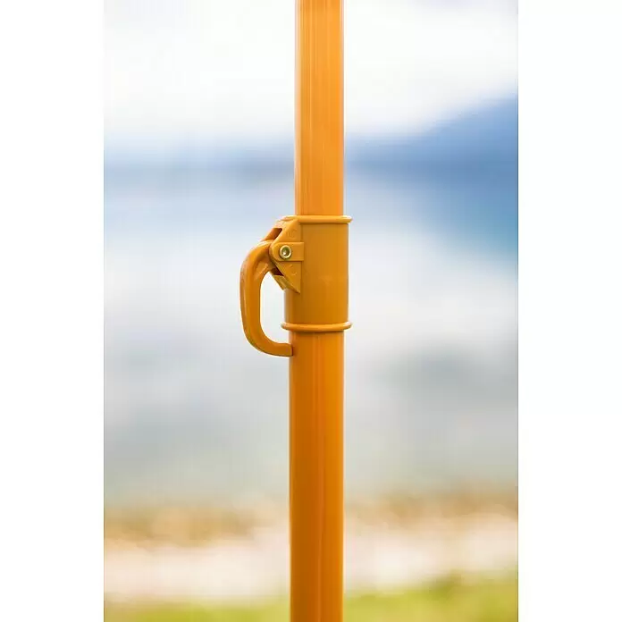 Sunfun Strandschirm - Gelb/Orange, Durchmesser Bespannung: 180 cm - Gelbe, verstellbare Stange mit Arretiergriff, draußen in Wassernähe.