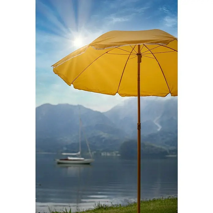 Sunfun Strandschirm - Gelb/Orange, Durchmesser Bespannung: 180 cm - Gelber Sonnenschirm am See mit einem Boot im Hintergrund, der zum Entspannen im Freien einlädt.
