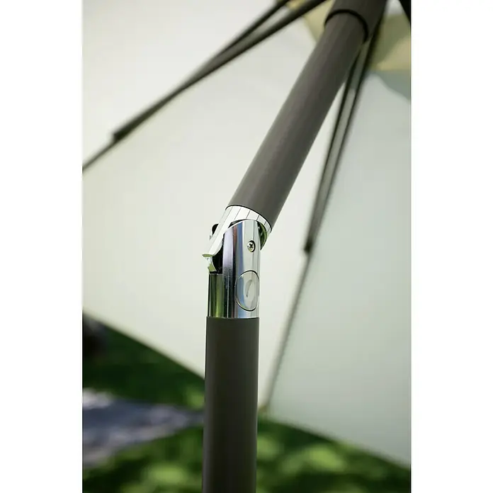 Sunfun Marktschirm rund Torino - Natur, Durchmesser Bespannung: 270 cm - Nahaufnahme eines Sonnenschirms, der die Details des Mechanismus und das Design hervorhebt.