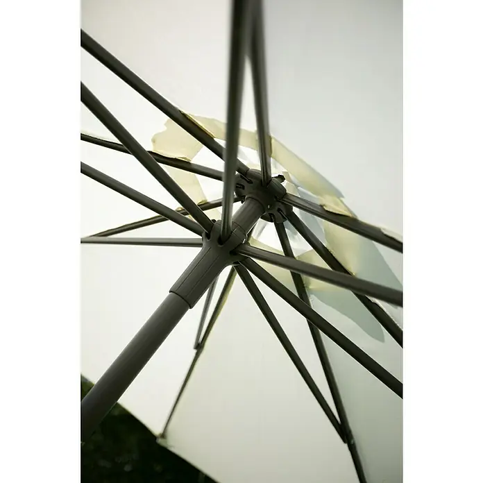 Sunfun Marktschirm rund Torino - Natur, Durchmesser Bespannung: 270 cm - Nahaufnahme der Metallstruktur eines Sonnenschirms, die ein elegantes Design und robuste Bauweise zeigt.\n