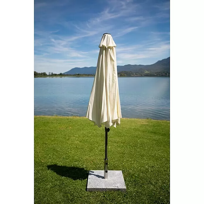 Sunfun Marktschirm rund Torino - Natur, Durchmesser Bespannung: 270 cm - Geschlossener cremefarbener Sonnenschirm mit dunklem Mast und Granitfuß, am See auf Gras.