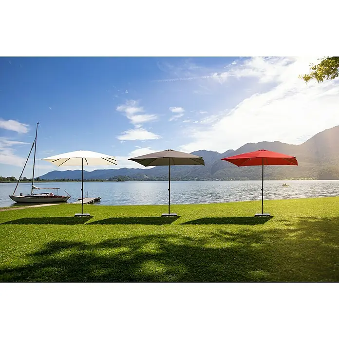 Sunfun Marktschirm Livorno - Natur, Bespannungsmaß (L x B): 200 x 250 cm - Drei quadratische Sonnenschirme in Weiß, Grau und Rot stehen auf einer grünen Wiese am See und bieten Schutz vor der Sonne.