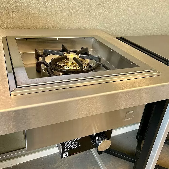 oneQ Gaskocher Einsatz - Edelstahl, 6,5 kW, B x T: 40,7 x 40,7 cm - Gasbrenner für den Außenbereich aus Edelstahl mit schwarzem Rost, goldenem Brenner und Drehknopf.