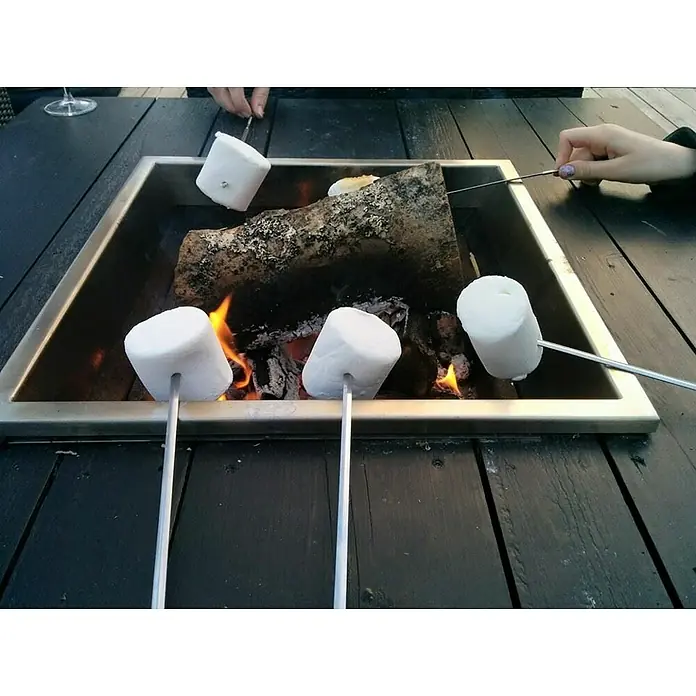 oneQ Holzkohlegrill Glow - Grillfläche (B x T): 40 x 40 cm, Schwarz - Marshmallows werden über einem Lagerfeuer geröstet, ein süßer Genuss.