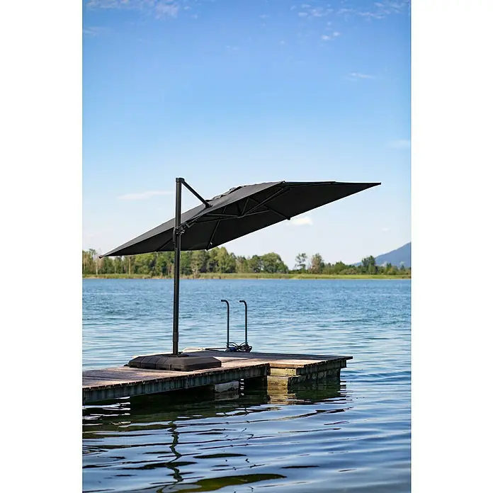 Sunfun Ampelschirm Capri - Anthrazit, Bespannungsmaß (L x B): 300 x 350 cm - Ein quadratischer, schwarzer Sonnenschirm auf einem Holzsteg am See bietet Schatten und Schutz vor der Sonne. Er ist robust und stilvoll.