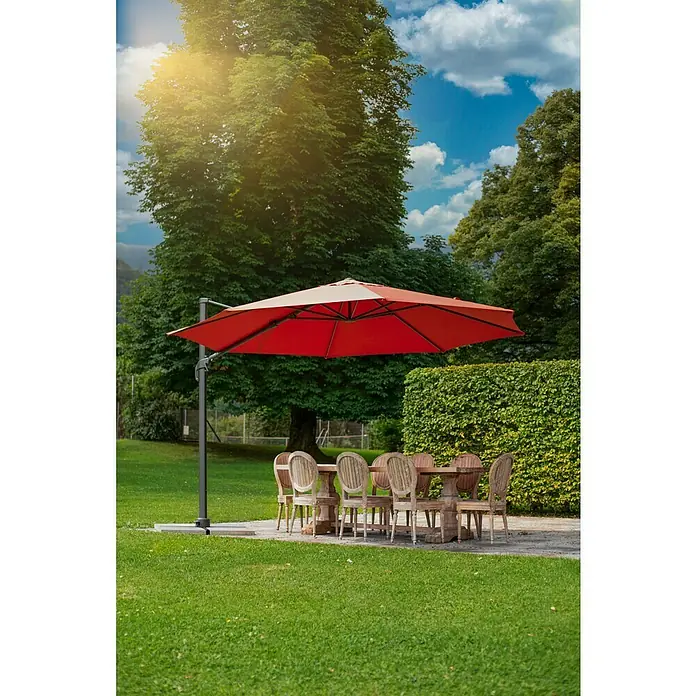 Sunfun Melina Schirmbezug - Orange, Passend für: Sunfun Ampelschirmgestell Melina Ø 400 cm - Eine Gartenszene mit einem roten Sonnenschirm über einer hölzernen Esstischgarnitur auf einem Rasen mit Bäumen und blauem Himmel.