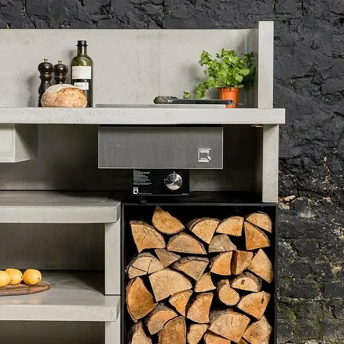 oneQ Gasgrill Flame - Grillfläche (B x T): 40 x 40 cm, 8 kW, Anzahl Brenner: 2 - Dieser stilvolle Aussenbereich verfügt über einen eingebauten Grill mit Holzofen, Arbeitsflächen und Stauraum, perfekt für das Kochen im Freien.