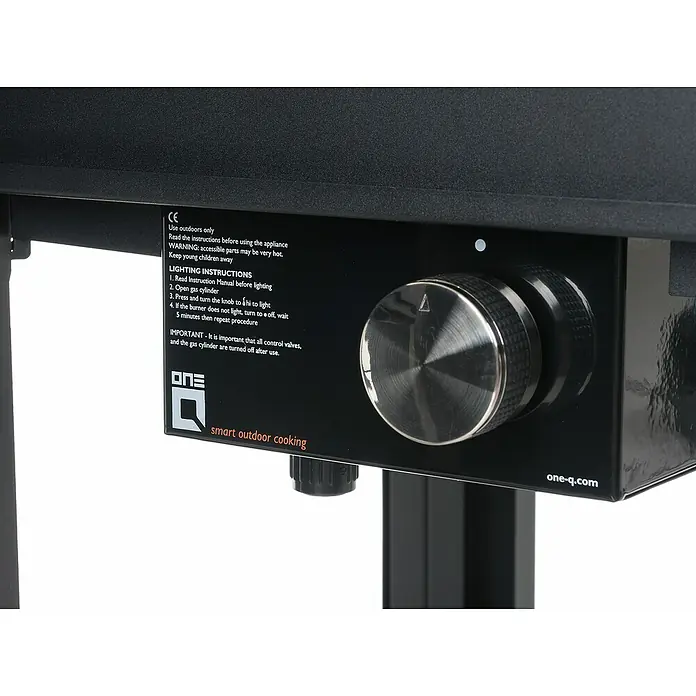 oneQ Gasgrill Flame - Grillfläche (B x T): 40 x 40 cm, 8 kW, Anzahl Brenner: 2 - Nahaufnahme der One-Q Smart Outdoor Cooking Grillsteuerung mit Zündanleitung für sicheres Grillen im Freien.