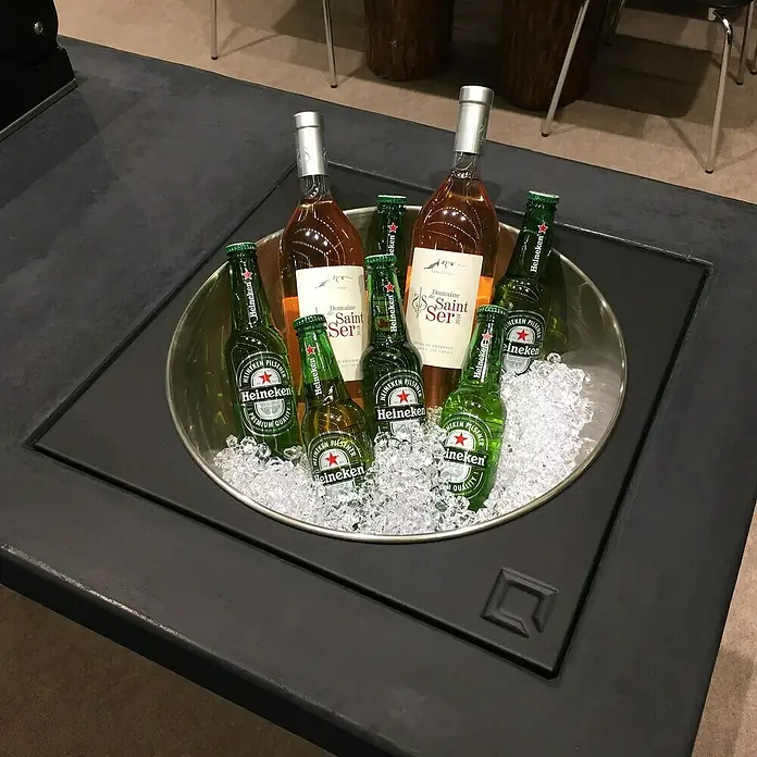 oneQ Flaschenkühler - Schwarz/Silber, L x B: 40,7 x 40,7 cm - Eiskalter Genuss: Heineken und Domaine Saint Ser in einer silbernen Schale auf einem schwarzen Tisch arrangiert.