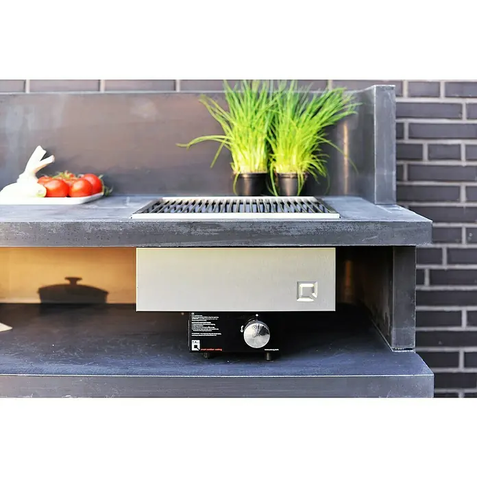 oneQ Einbausockel - Edelstahl, L x B x H: 44 x 40,9 x 18,2 cm - Nahaufnahme eines modernen Außenküchengrills mit Gemüse und frischen Kräutern, der ein stilvolles Kocherlebnis im Freien bietet.
