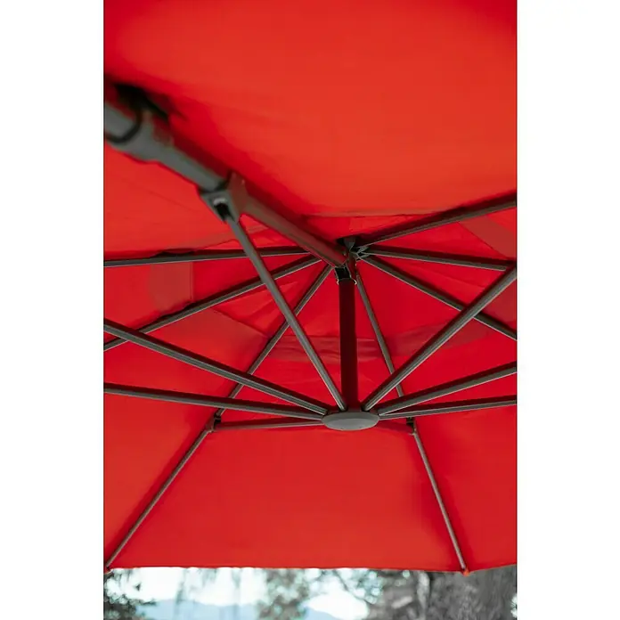 Sunfun Melina Schirmbezug - Orange, Passend für: Sunfun Ampelschirmgestell Melina Ø 400 cm - Detailaufnahme eines roten Sonnenschirms, der die Konstruktion und das Design des Schirms zeigt.