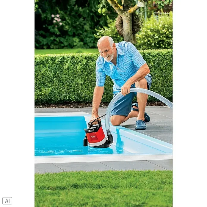 AL-KO Premium Tauchpumpe Twin 1100 - 850 W, Max. Fördermenge: 13.000 l/h - Mann, der eine AL-KO-Tauchpumpe zum Entleeren eines Pools verwendet, mit einem grünen Garten im Hintergrund.