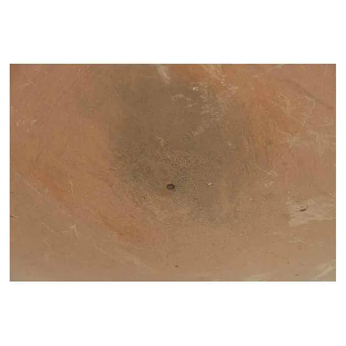 Siena Garden Feuerschale Rusty - Durchmesser: 61 cm, Gusseisen - Nahaufnahme einer erdbraunen Oberfläche mit Texturen und einem kleinen, dunklen Punkt, der einen natürlichen, geologischen Eindruck vermittelt.