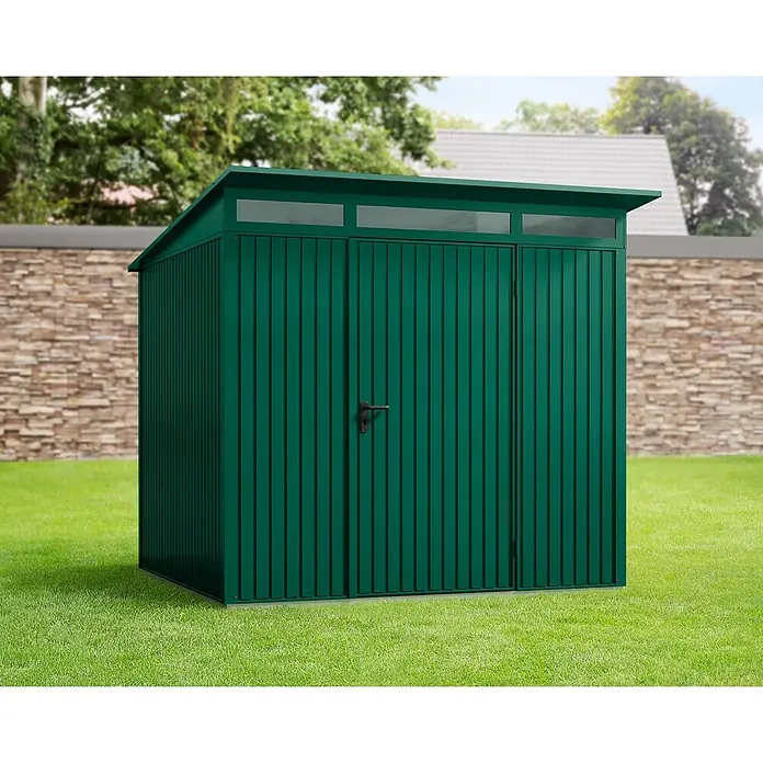 EcoStar Gerätehaus Trend-P Typ 2 - Außenbreite inkl. Dachüberstand: 247,9 cm, Außentiefe inkl. Dachüberstand: 283,4 cm, Moosgrün, Einzeltür - Grüne Metall-Gartengerätebox mit Doppeltür und Oberlicht auf Rasenfläche vor Steinmauer.